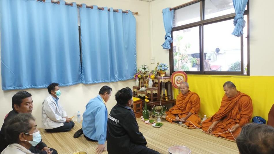 ทำบุญเลี้ยงพระสำนักงาน